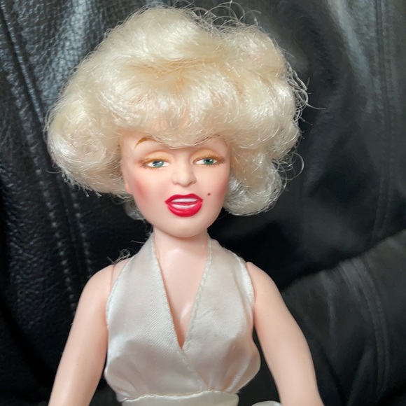 Marilyn Monroe The Seven Year Itch Doll - Picture 10 of 14